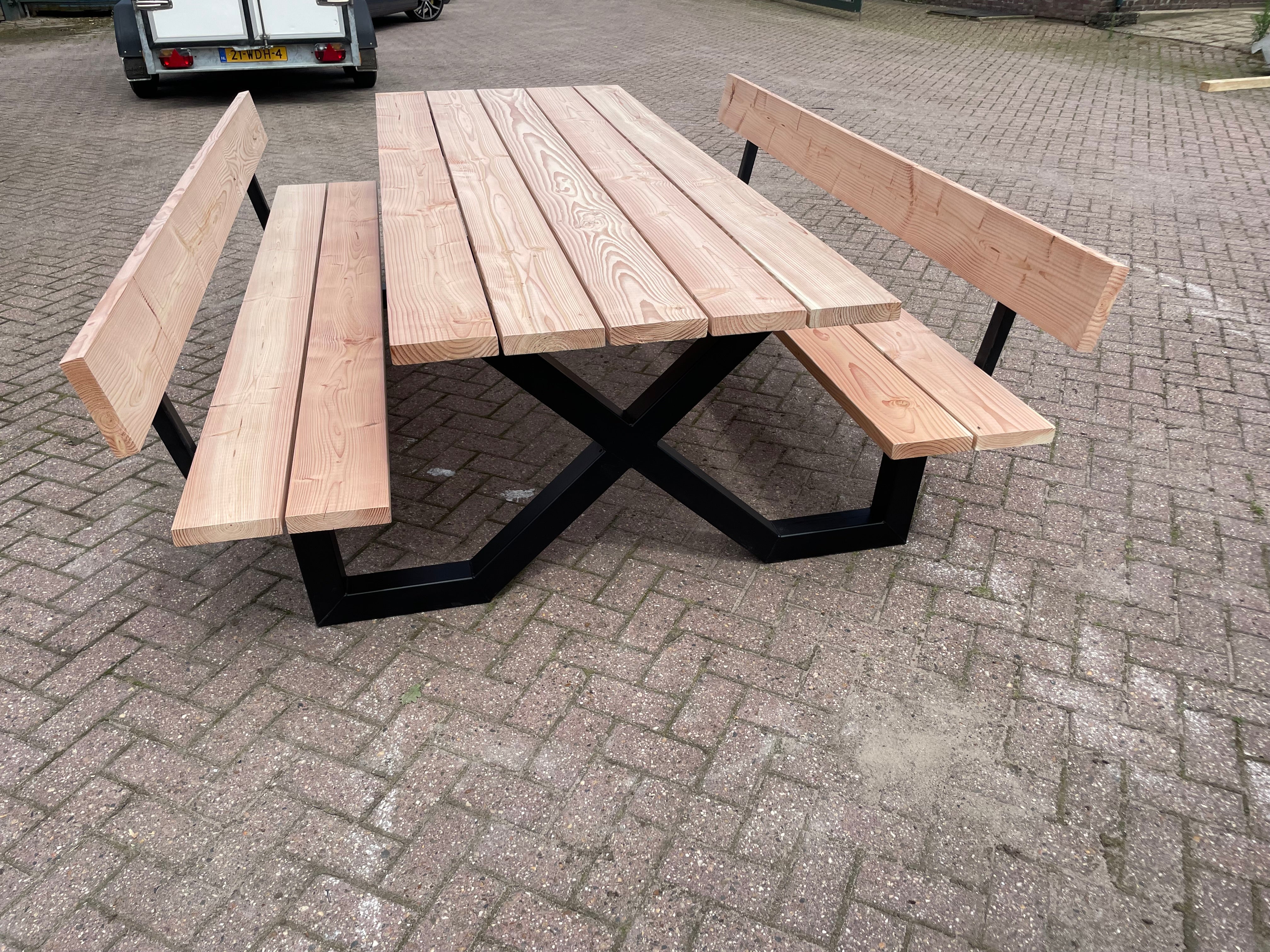 Stalen picknicktafel